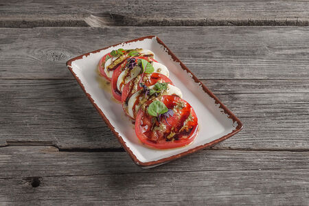 Закуска из спелых томатов, домашнего сыра