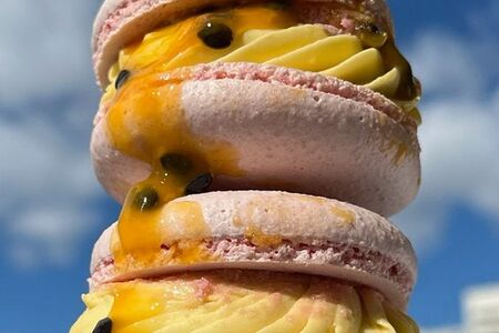 Макарон манго-маракуйя 