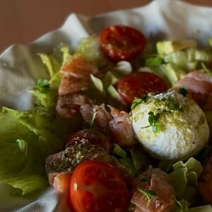 Салат с форелью