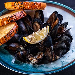 Черные мидии с азиатским соусом биск