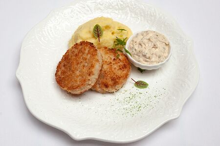 Биточки из лосося и креветок с картофельным пюре и соусом тартар