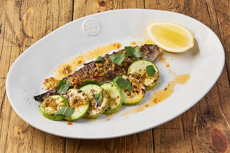Форель с кабачком на углях