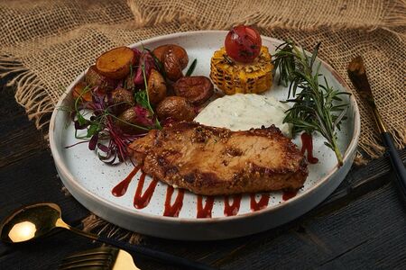 Свиной стейк с чесночным беби картофелем и сливочно-грибным соусом