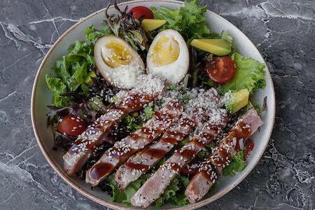 Салат с тунцом на гриле