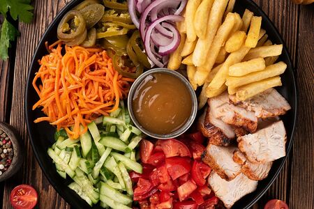 Шаверма на тарелке Тайская с кисло-сладким соусом