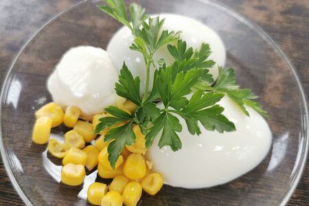 Яйцо вареное с кукурузой