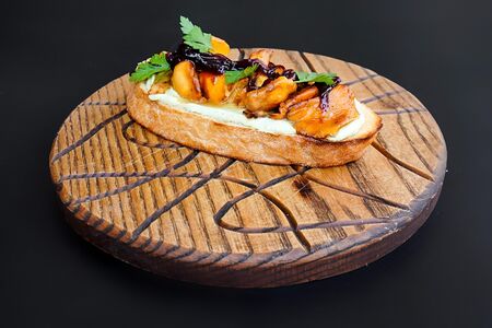 Брускетта с лисичками