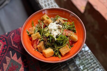 Салат с баклажанами и страчателлой