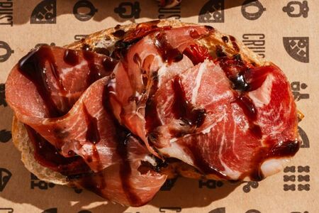 Бурскетта с прошутто и вялеными томатами