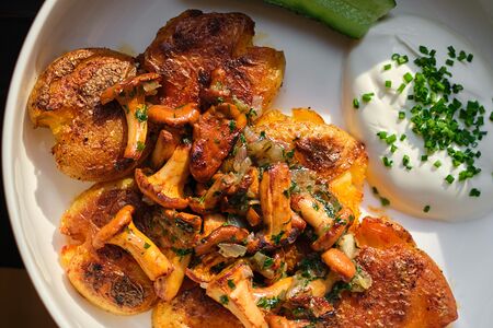 Жареный картофель, лисички, сметана