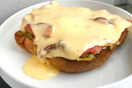 Яйцо Бенедикт с лососем на бриоши