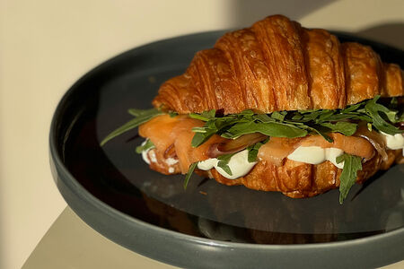 Круассан с лососем