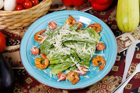 Салат Цезарь с креветками 