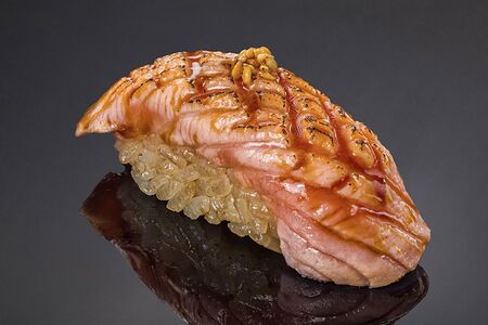 Обжаренный лосось с соусом юдзу