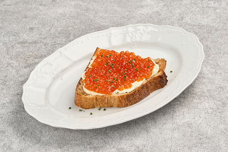 Бутерброд с красной икрой