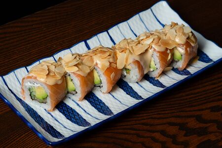 Ролл с лососем, сливочно-ореховым соусом и миндалем