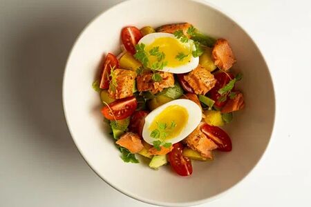 Салат нисуаз с форелью