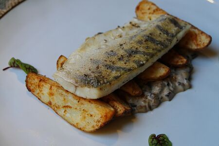 Судак Балтийский с картофелем и соусом из сезонных грибов