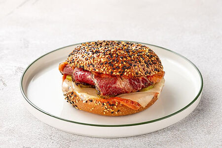 Сэндвич на бейгле Рубен с пастрами из говядины