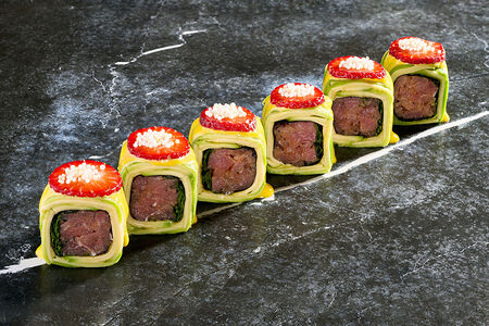 Ролл в авокадо с тартаром из тунцом Блюфин