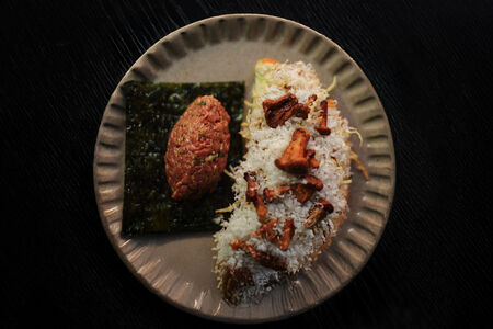 Окономияки, лисички, тартар из говядины