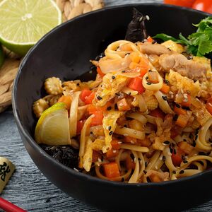 Wok с лапшой и курицей
