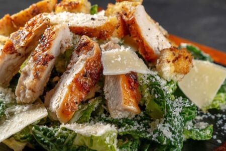 Салат в стиле Цезарь с курицей и вялеными томатами