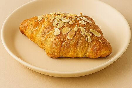 Круассан с яблоком и миндалем