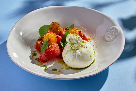 Буррата с фисташкой и томатами