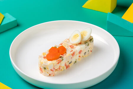 Оливье с цыпленком и перепелиным яйцом