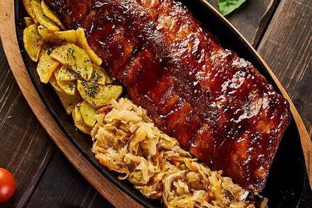 Рёбра барбекю с тушеной капустой и картофелем 