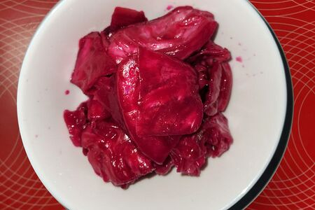 Салат из белокочанной капусты со свеклой