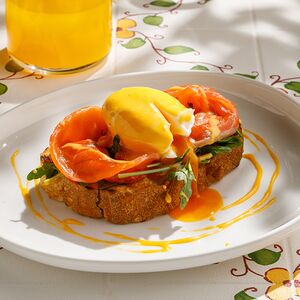 Яйцо Бенедикт с лососем и руколой