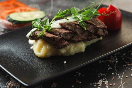 Говяжья вырезка с картофельным пюре и соусом дорблю