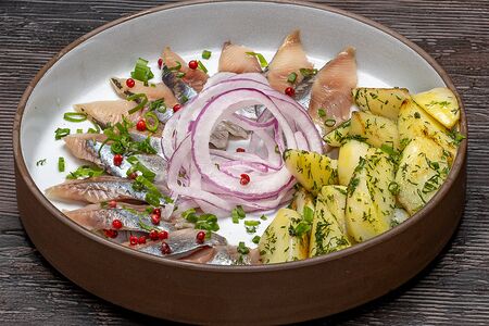 Сельдь тихоокеанская с красным луком и ароматным картофелем