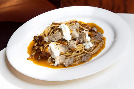 Ньокки с лисичками и трюфелем 