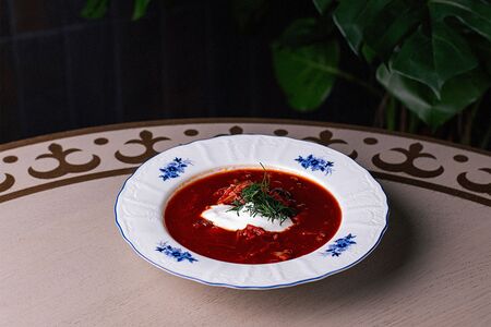 Грузинский борщ со рваной говядиной и вишней