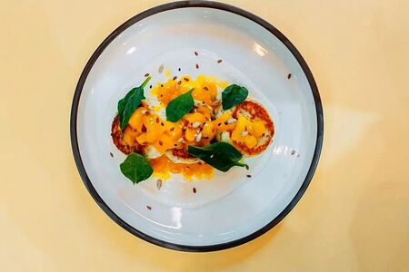 Сырники с маком и соусом манго