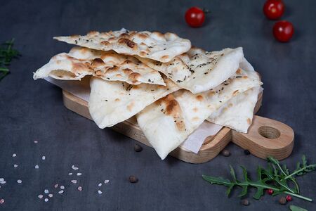 Тонкая фокачча с чесноком и травами