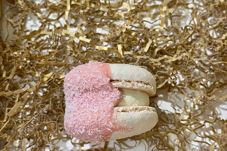 Макаронс кокос-клубника