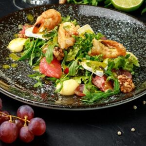Салат с креветками и сыром Бри
