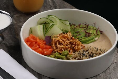 Боул с лососем, омлетом томаго и эдамаме