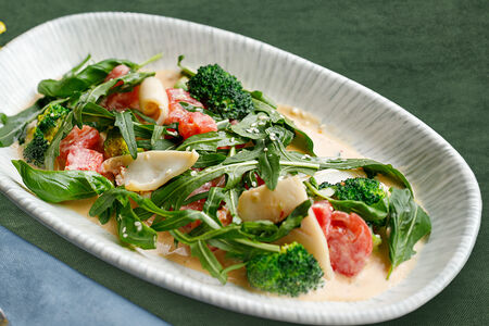 Теплый салат с кальмаром, брокколи и томатами