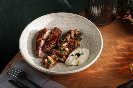 Утиная грудка с лисичками