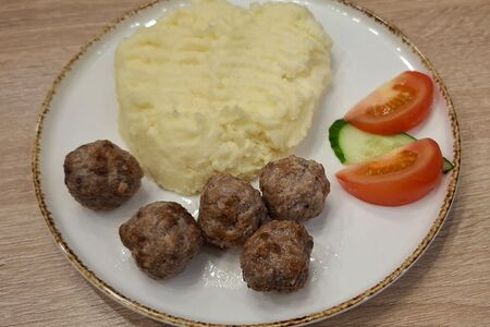 Картофельное пюре с фрикадельками