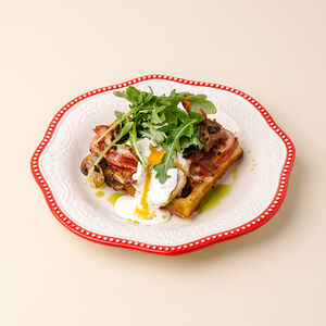 Вафля с беконом и грибами