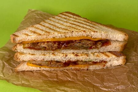 Клаб с домашней бужениной и соусом сальса