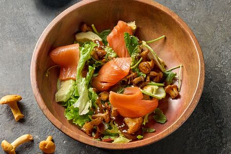 Салат с лисичками и лососем