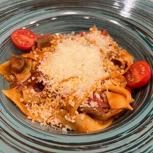 Фетучини с говядиной в томатном соусе