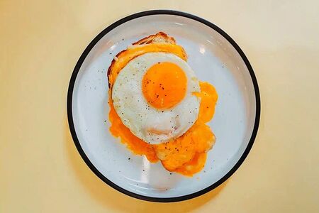 Омлет с сыром чеддер на тосте бриошь